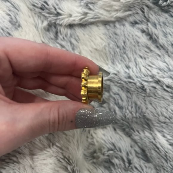 5/8" CZ Tunnels w/Threaded Backs - Picture 3 of 4